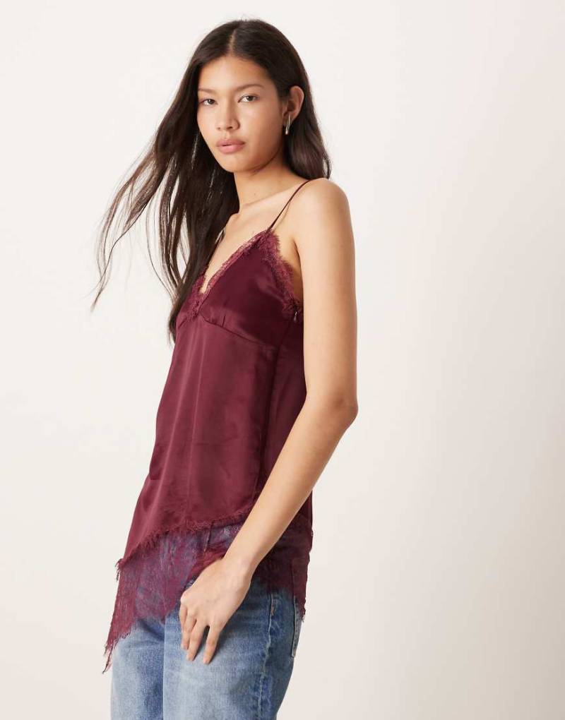 ASOS DESIGN - Camisole-Oberteil aus Satin in Pflaume mit asymmetrischem Saum und Spitzenbesatz-Lila von ASOS DESIGN