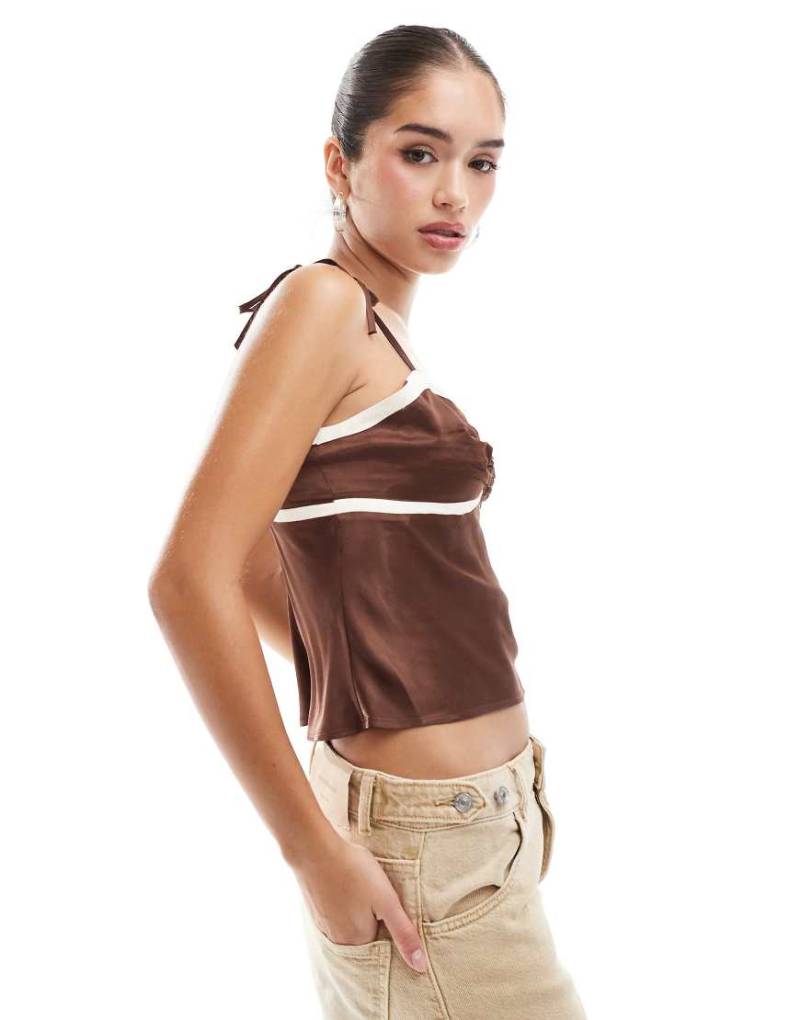 ASOS DESIGN - Camisole-Oberteil aus Satin in Schokobraun mit kontrastierendem Körbchen-Schwarz von ASOS DESIGN