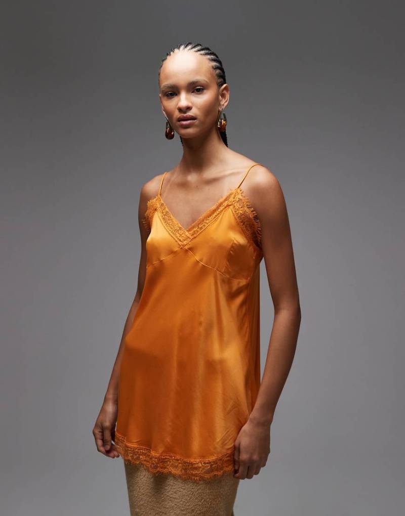 ASOS DESIGN - Camisole-Oberteil aus Satin in Tangerinen-Orange mit Spitzenborte von ASOS DESIGN