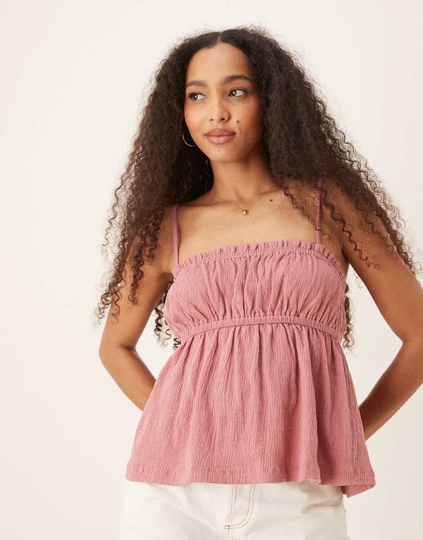 ASOS DESIGN - Camisole-Oberteil in Altrosa mit Knitterstruktur-Rot ASOS DESIGN - Camisole-Oberteil in Altrosa mit Knitterstruktur-Rot von ASOS DESIGN