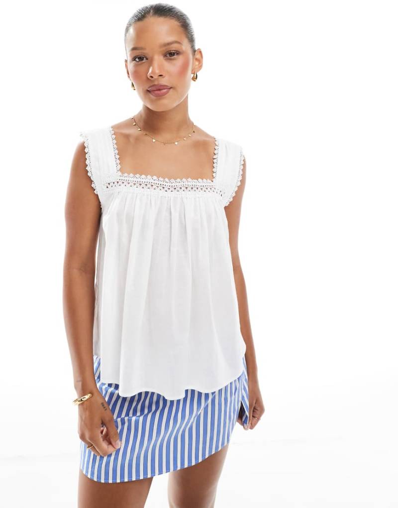 ASOS DESIGN - Camisole-Oberteil in Weiß mit eckigem Ausschnitt und Spitzenborte von ASOS DESIGN
