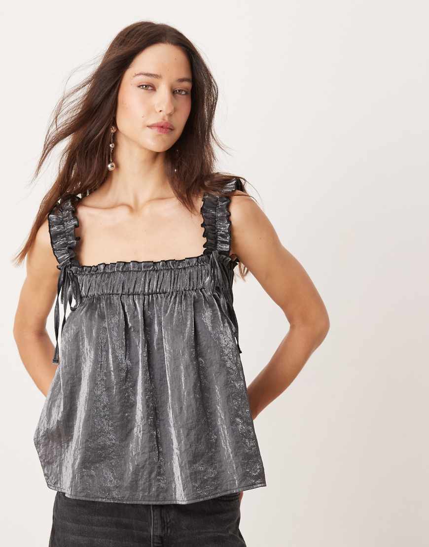 ASOS DESIGN - Camisole-Oberteil in schimmerndem Schwarz mit gerüschten Trägern von ASOS DESIGN