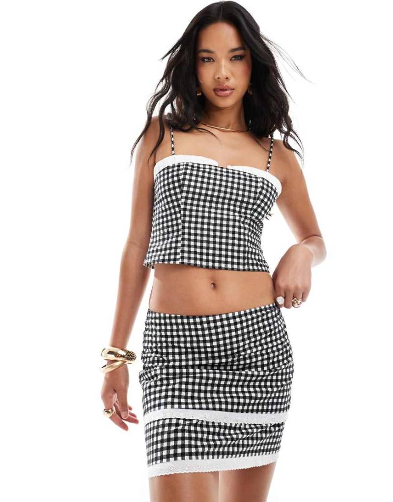 ASOS DESIGN - Camisole-Oberteil mit Kontrastdetail an der Brust und Vichykaro in Schwarz-Weiß, Kombiteil von ASOS DESIGN