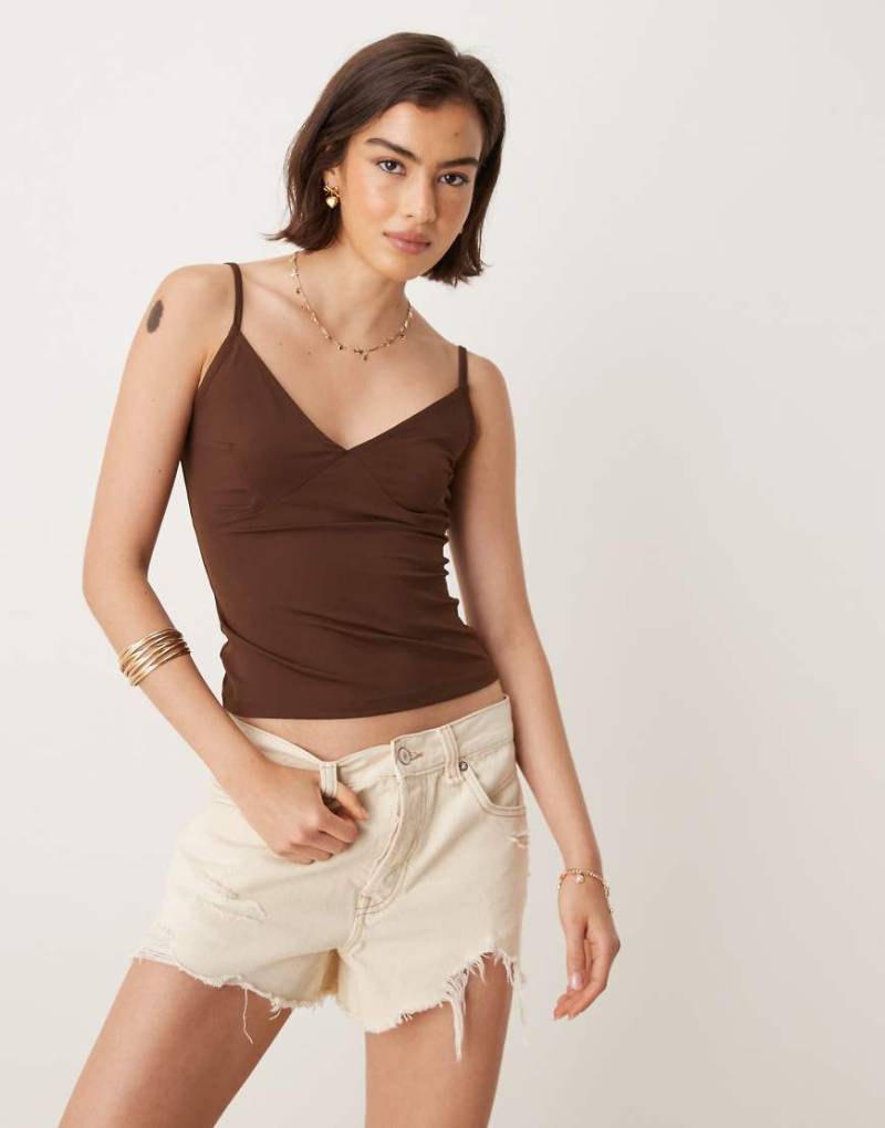 ASOS DESIGN - Camisole-Top aus Polyamid in Braun mit Körbchen von ASOS DESIGN