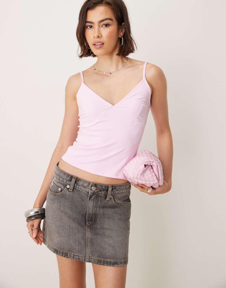 ASOS DESIGN - Camisole-Top aus Polyamid in Pastellrosa mit Körbchen ASOS DESIGN - Camisole-Top aus Polyamid in Pastellrosa mit Körbchen von ASOS DESIGN