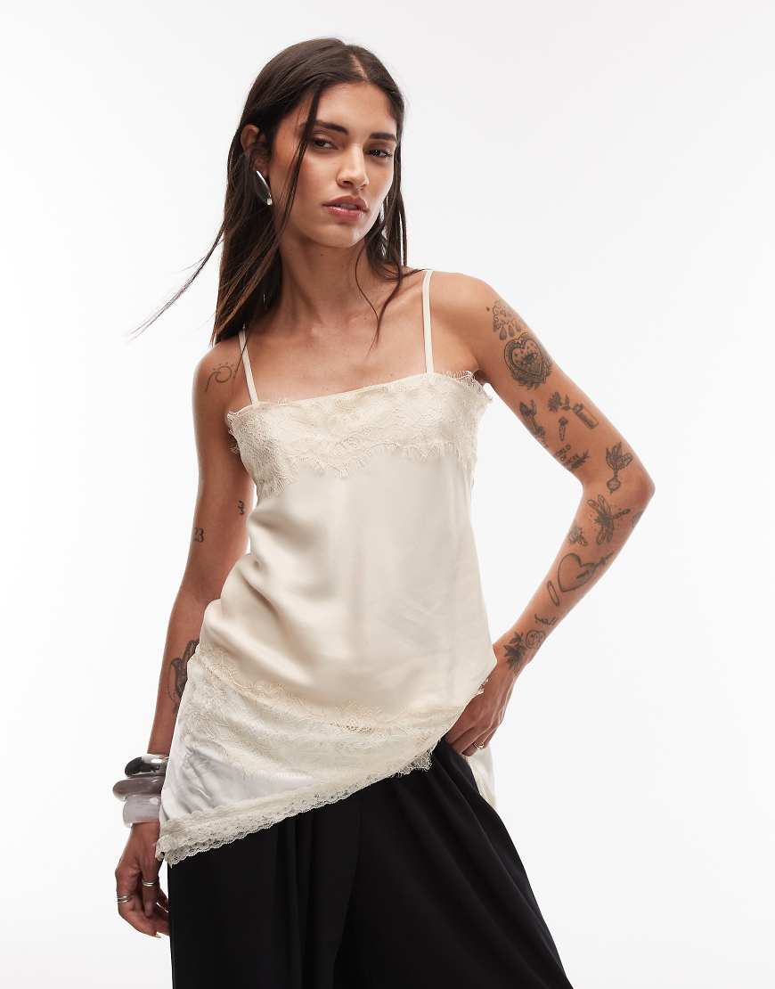 ASOS DESIGN - Camisole-Top aus Satin in Creme mit Spitzensaum-Weiß ASOS DESIGN - Camisole-Top aus Satin in Creme mit Spitzensaum-Weiß von ASOS DESIGN