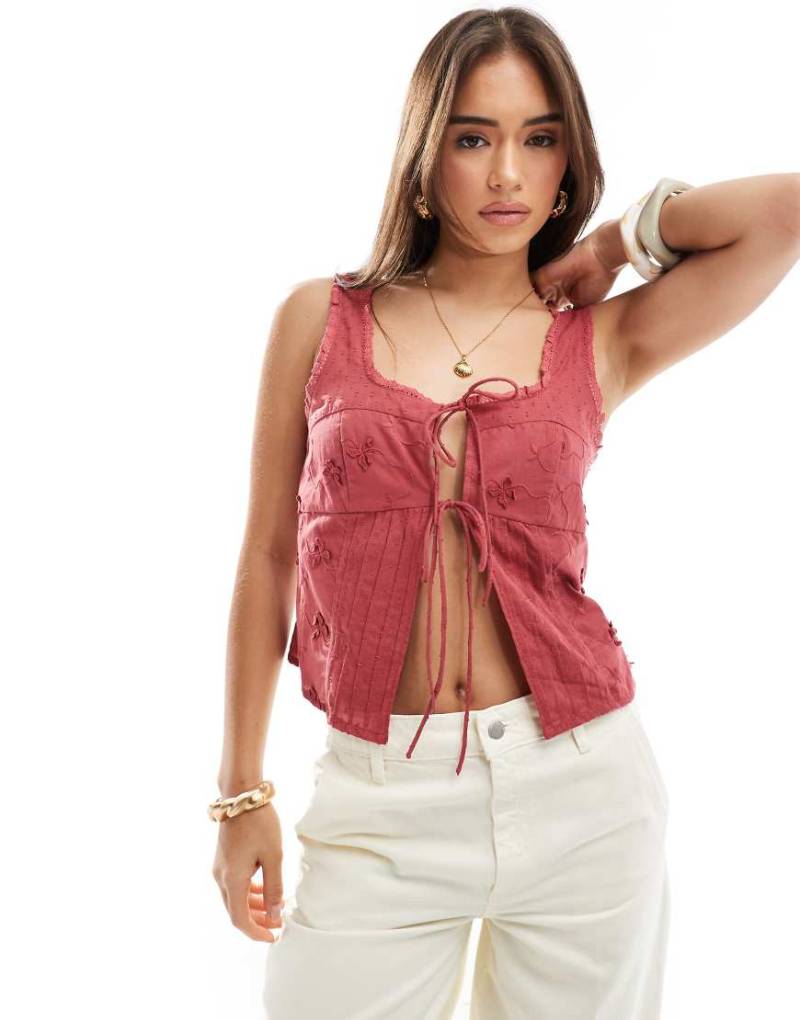 ASOS DESIGN - Camisole-Top in Dunkelrot mit U-Ausschnitt und 3D-Blumenverzierung von ASOS DESIGN