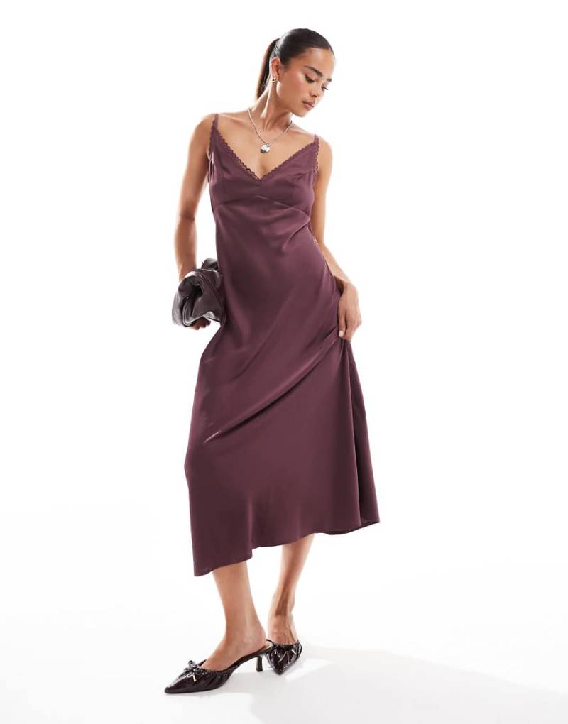 ASOS DESIGN - Camisole-Trägerkleid in Midilänge in Burgunderrot mit Spitzenborte-Lila von ASOS DESIGN