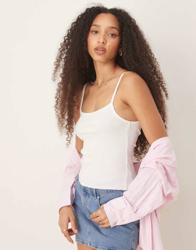ASOS DESIGN - Camisole-Trägertop in Creme mit Waffelstruktur und Kräuselsaum-Weiß von ASOS DESIGN