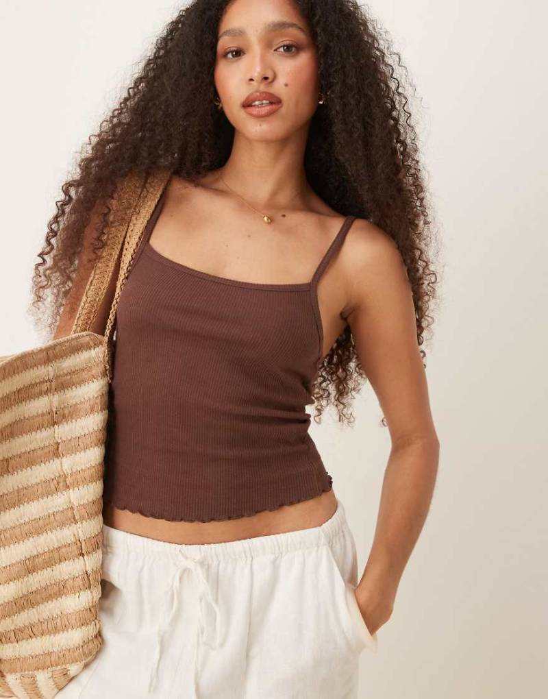 ASOS DESIGN - Camisole-Trägertop in Schokobraun mit Waffelstruktur und Kräuselsaum von ASOS DESIGN