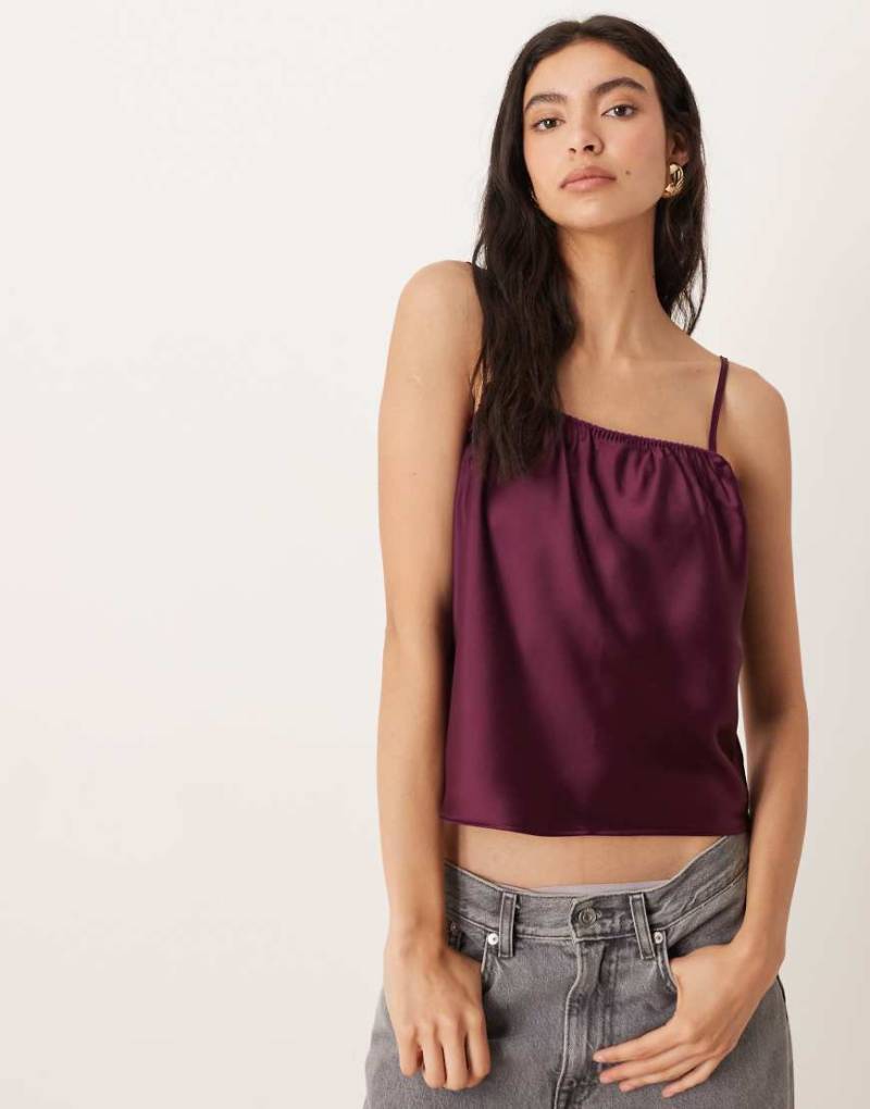 ASOS DESIGN - Camisole aus Satin in Pflaumenlila mit Dessous-Details von ASOS DESIGN