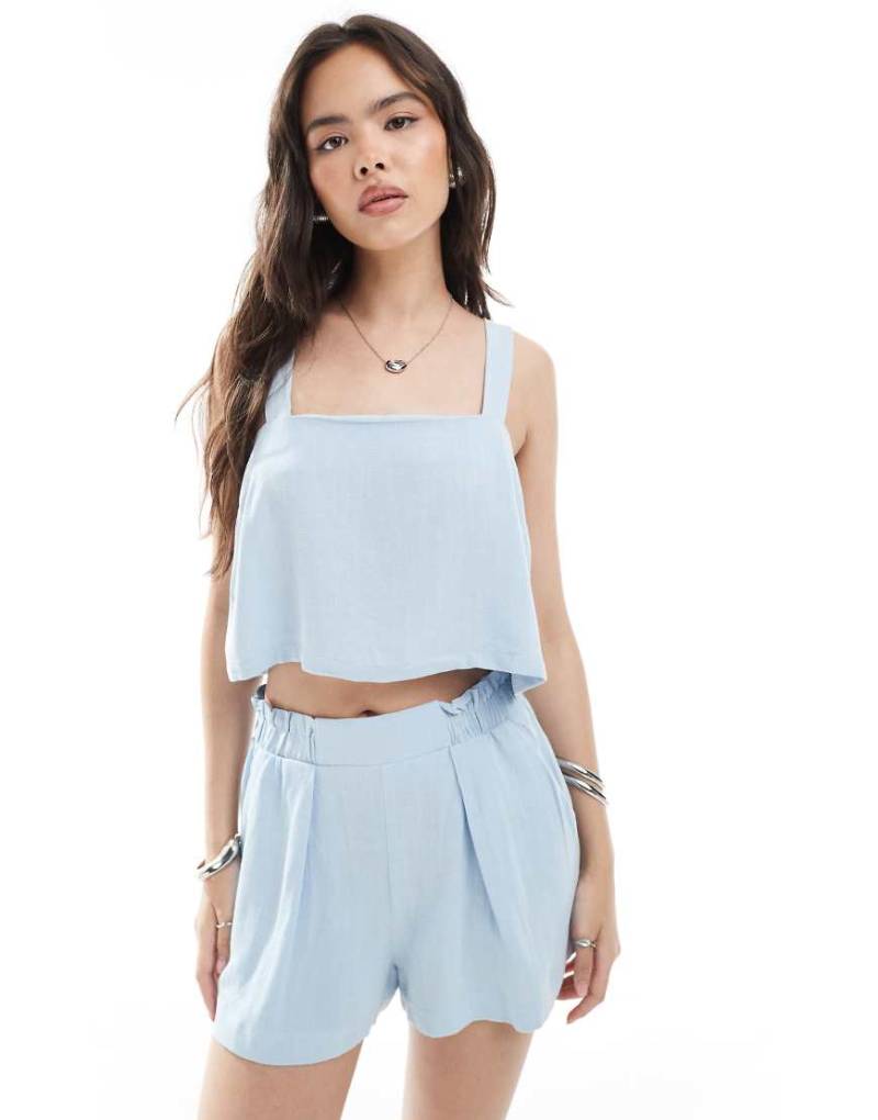 ASOS DESIGN - Camisole in blauer Leinenoptik mit eckigem Ausschnitt von ASOS DESIGN