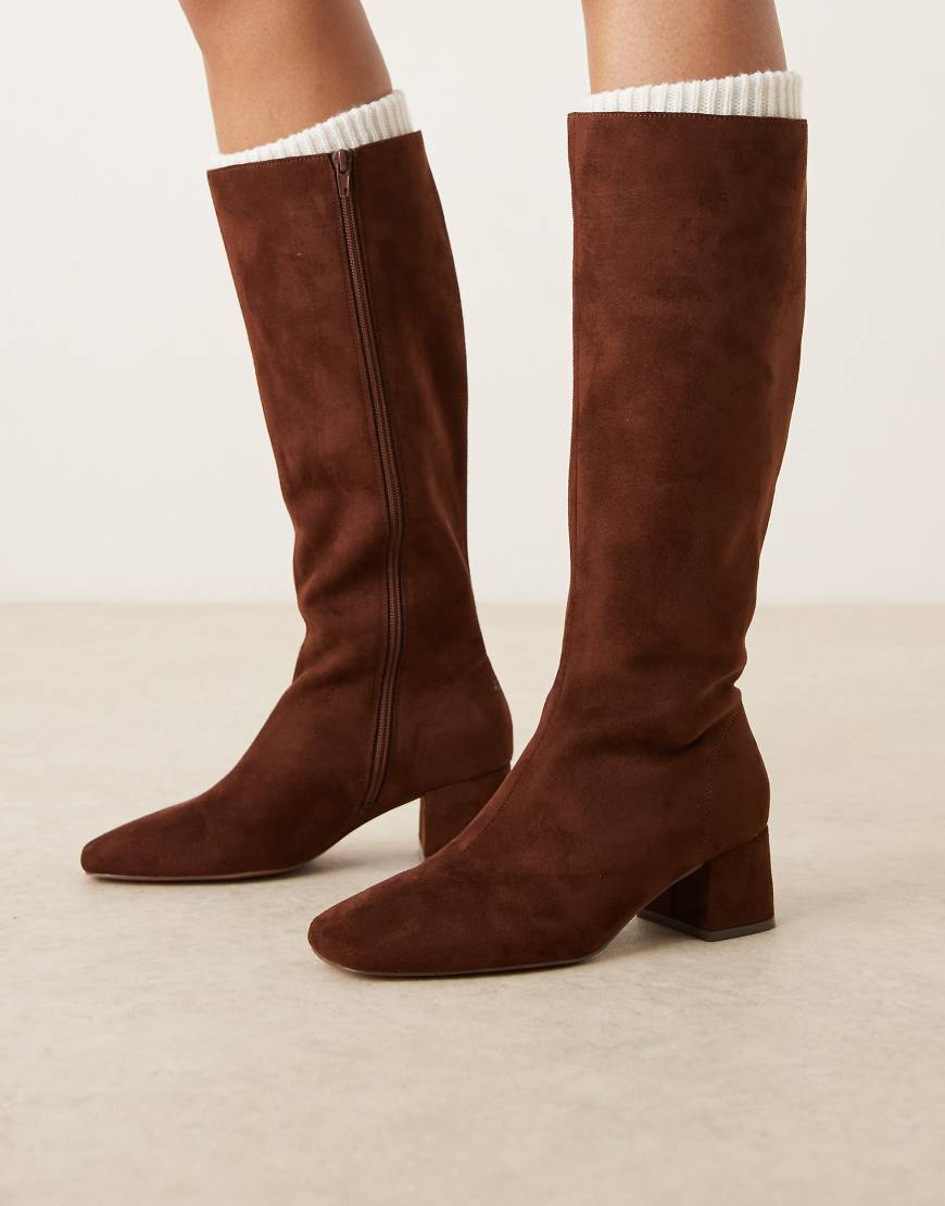 ASOS DESIGN - Canary - Kniehohe Stiefel aus Wildlederimitat in Schokobraun mit Blockabsatz von ASOS DESIGN