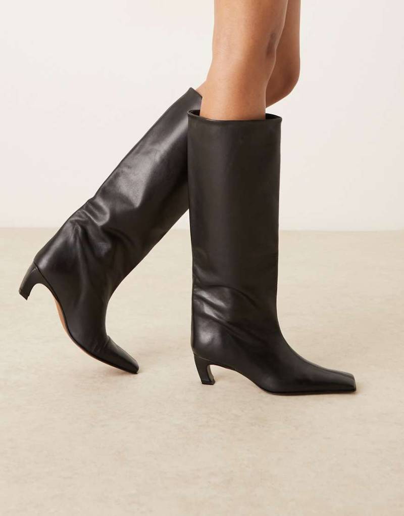 ASOS DESIGN - Candace - Hochwertige, kniehohe Stiefel zum Hineinschlüpfen aus Leder in Schwarz mit kantiger Zehenpartie von ASOS DESIGN
