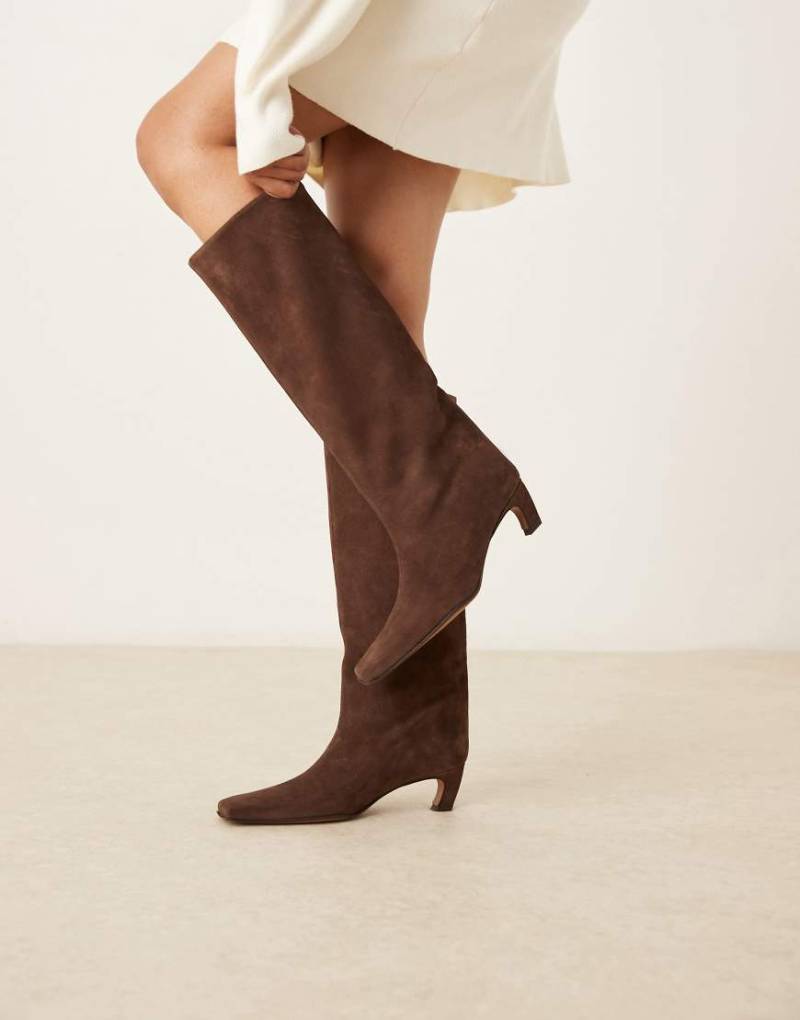 ASOS DESIGN - Candace - Hochwertige, kniehohe Stiefel zum Hineinschlüpfen aus Wildleder in Schokobraun mit kantiger Zehenpartie-Schwarz von ASOS DESIGN