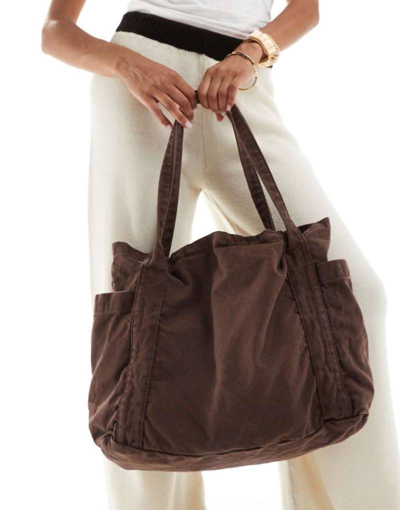 ASOS DESIGN - Canvas-Tragetasche in verwaschenem Schokobraun mit mehreren Taschen von ASOS DESIGN