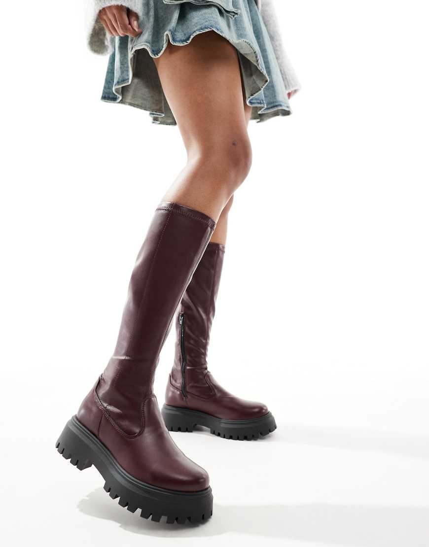 ASOS DESIGN - Canyon - Kniehohe, eng anliegende Stiefel in Burgunderrot mit dicker Sohle von ASOS DESIGN