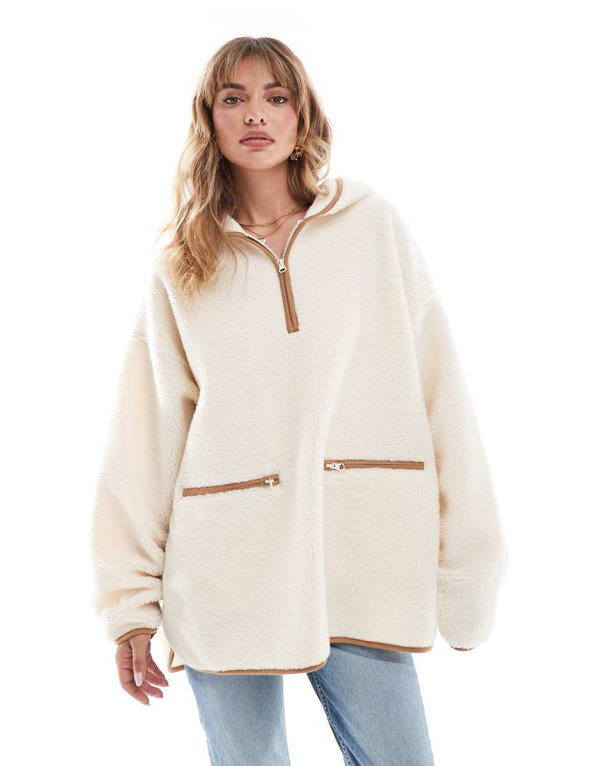 ASOS DESIGN - Cape-Sweatshirt aus cremeweißem Teddyfell mit kurzem Reißverschluss und hellbraunen Details ASOS DESIGN - Cape-Sweatshirt aus cremeweißem Teddyfell mit kurzem Reißverschluss und hellbraunen Details von ASOS DESIGN