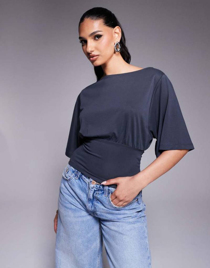 ASOS DESIGN - Cape-Top aus Cupro in Anthrazit mit Bindedetail-Grau von ASOS DESIGN