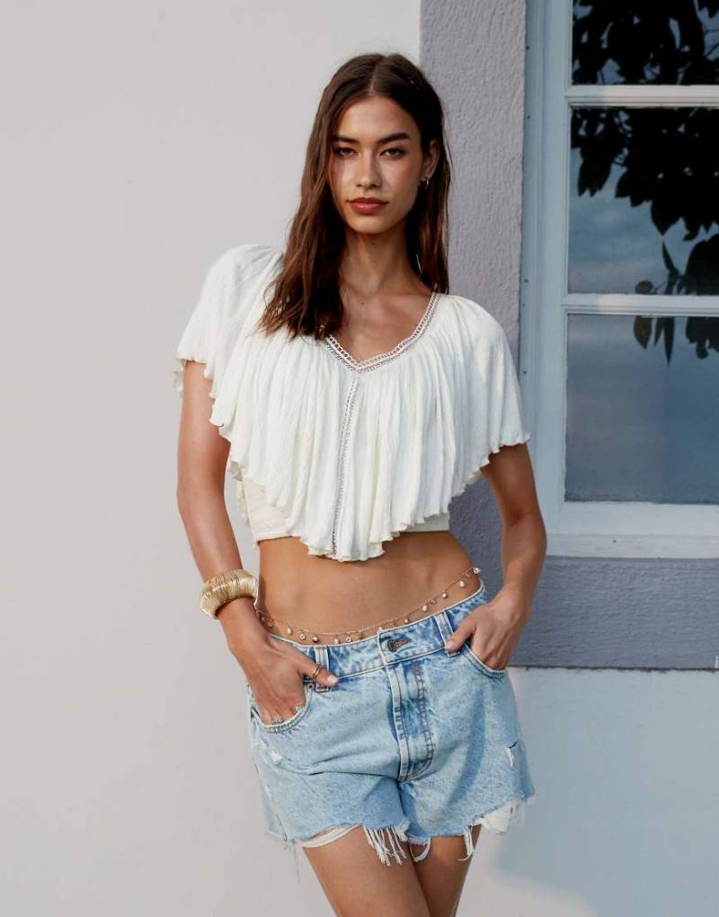 ASOS DESIGN - Cape-Top in Ecru mit Knitterstruktur und Rückenbindung-Neutral von ASOS DESIGN