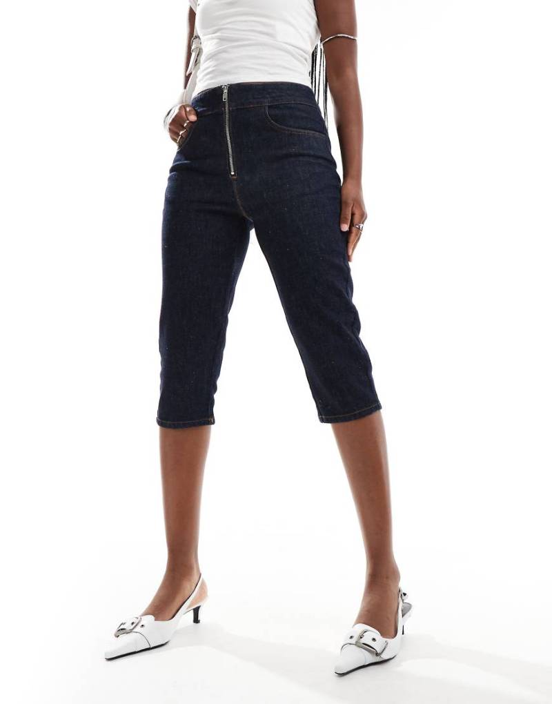 ASOS DESIGN - Capri-Jeans in Indigoblau mit Reißverschluss vorne von ASOS DESIGN
