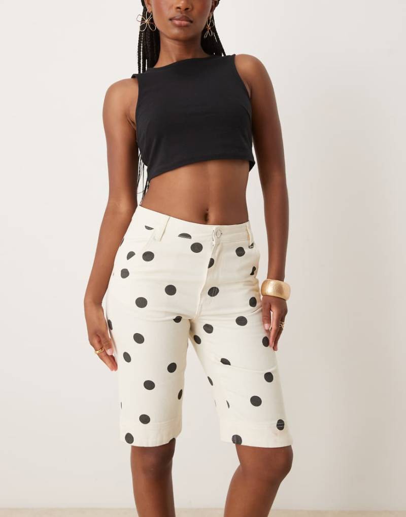ASOS DESIGN - Capri-Jeans mit kleinem Punktemuster-Weiß von ASOS DESIGN