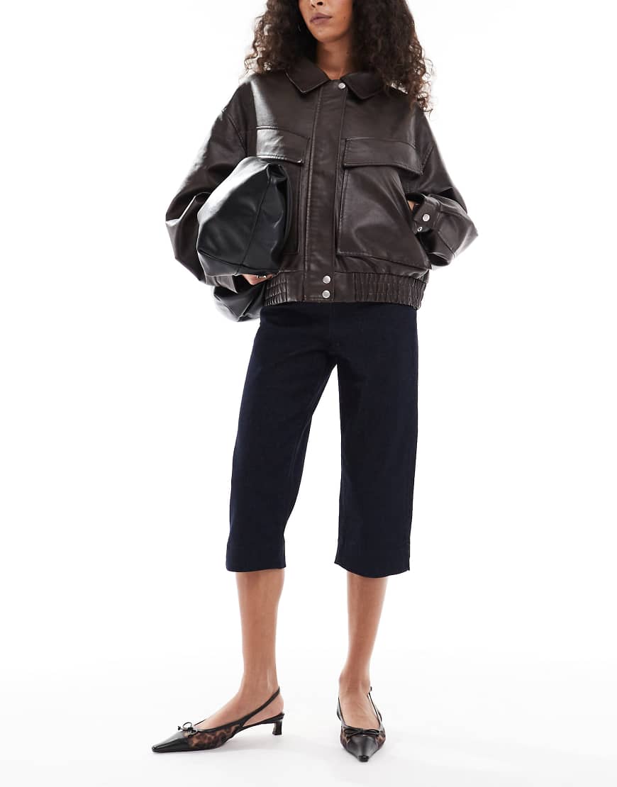 ASOS DESIGN - Capri-Jeanshose aus Stretch-Denim in Rinse-Waschung-Blau von ASOS DESIGN