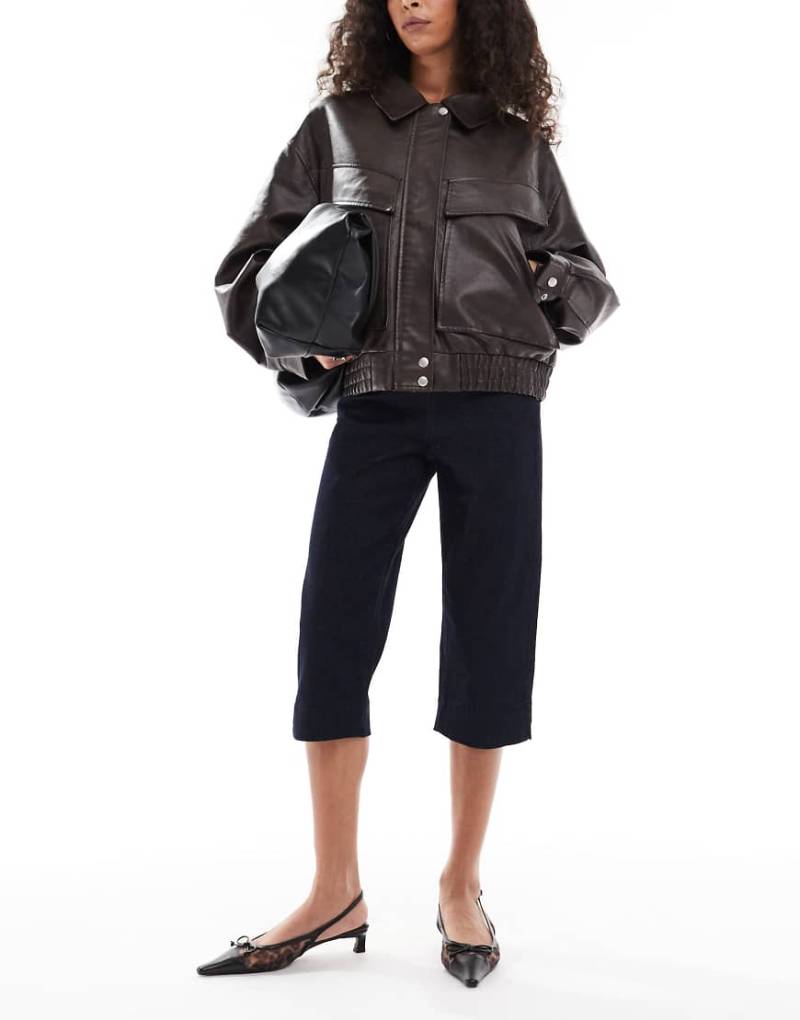 ASOS DESIGN - Capri-Jeanshose aus Stretch-Denim in Rinse-Waschung-Blau von ASOS DESIGN