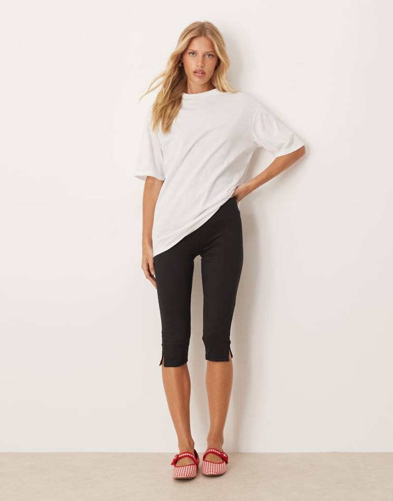 ASOS DESIGN - Capri-Jumpsuit in Schwarz mit weißem Overlay-T-Shirt in Oversize-Passform-Bunt von ASOS DESIGN