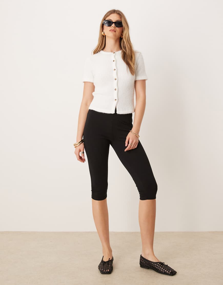 ASOS DESIGN - Capri-Leggings-Shorts in Schwarz von ASOS DESIGN