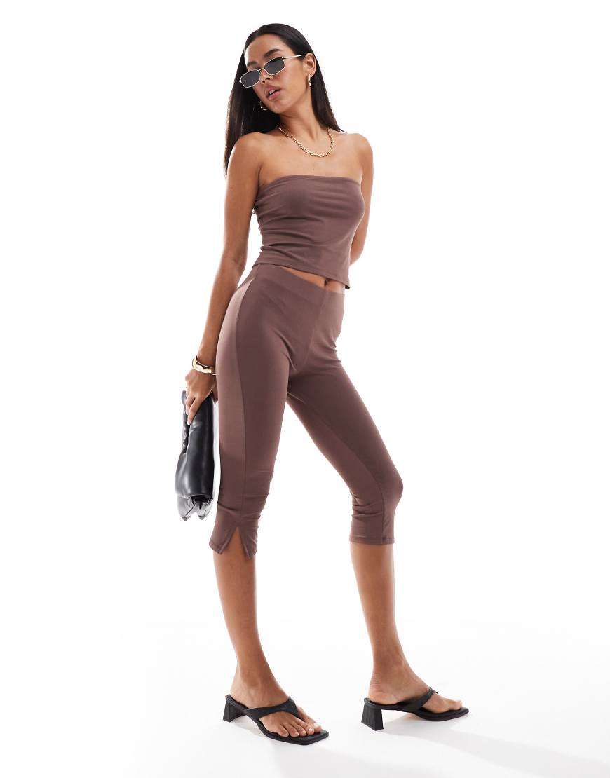ASOS DESIGN - Capri-Leggings in Burgunderrot mit mittelhohem Bund-Braun ASOS DESIGN - Capri-Leggings in Burgunderrot mit mittelhohem Bund-Braun von ASOS DESIGN