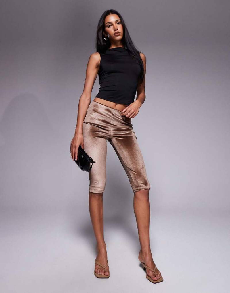 ASOS DESIGN - Capri-Schlupfhose aus Samt in Braun-Brown von ASOS DESIGN