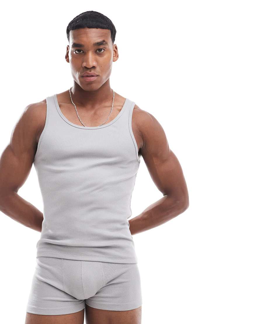 ASOS DESIGN - Capsule Collection - Geripptes Muskelshirt in Grau ASOS DESIGN - Capsule Collection - Geripptes Muskelshirt in Grau von ASOS DESIGN