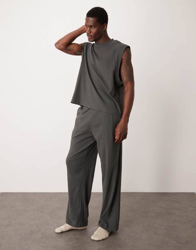 ASOS DESIGN Capsule Collection - Lounge-Set aus Oversize-Tanktop und Hose in Dunkelgrau-Marineblau von ASOS DESIGN