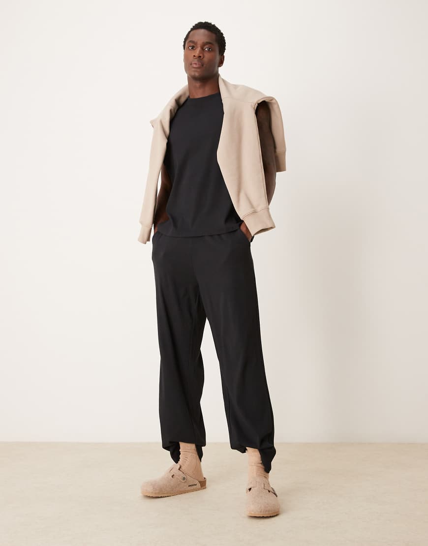 ASOS DESIGN - Geripptes Oversize-Pyjama-Set in Schwarz-Grün ASOS DESIGN - Geripptes Oversize-Pyjama-Set in Schwarz-Grün von ASOS DESIGN