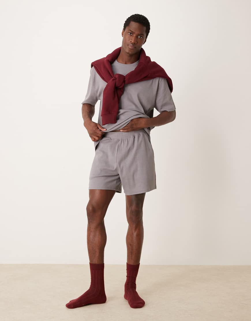 ASOS DESIGN - Capsule Collection - Lounge-Set aus lässigem T-Shirt und Shorts in Hellgrau-Neutral ASOS DESIGN - Capsule Collection - Lounge-Set aus lässigem T-Shirt und Shorts in Hellgrau-Neutral von ASOS DESIGN