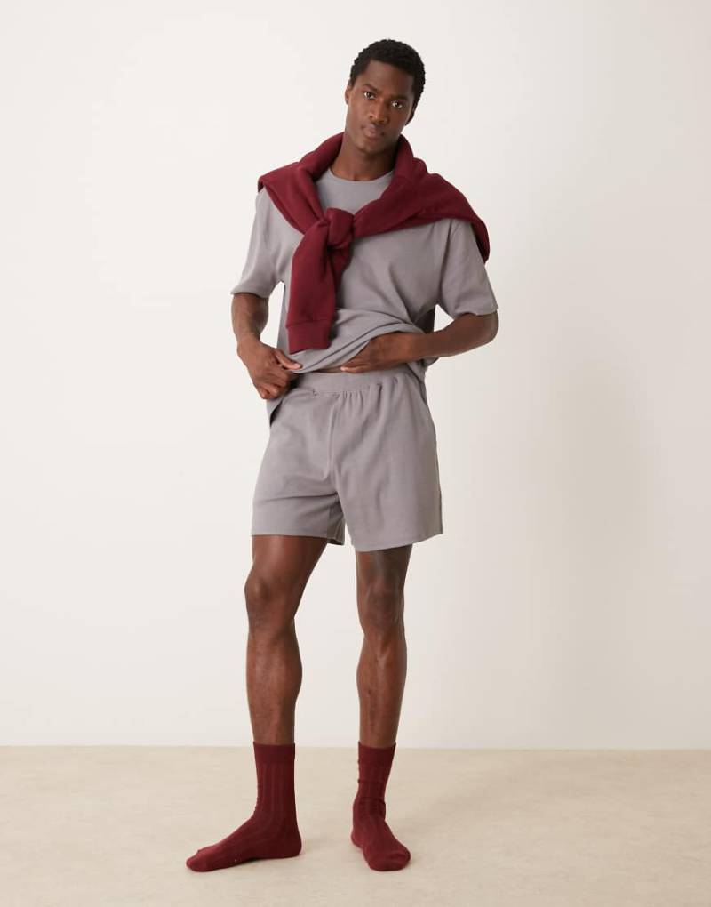 ASOS DESIGN - Capsule Collection - Lounge-Set aus lässigem T-Shirt und Shorts in Hellgrau-Neutral von ASOS DESIGN