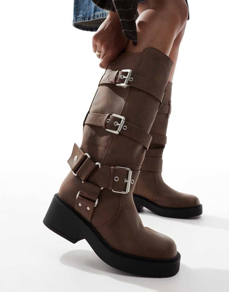 ASOS DESIGN - Captain - Kniehohe Motorradstiefel in Braun mit mehreren Schnallen von ASOS DESIGN