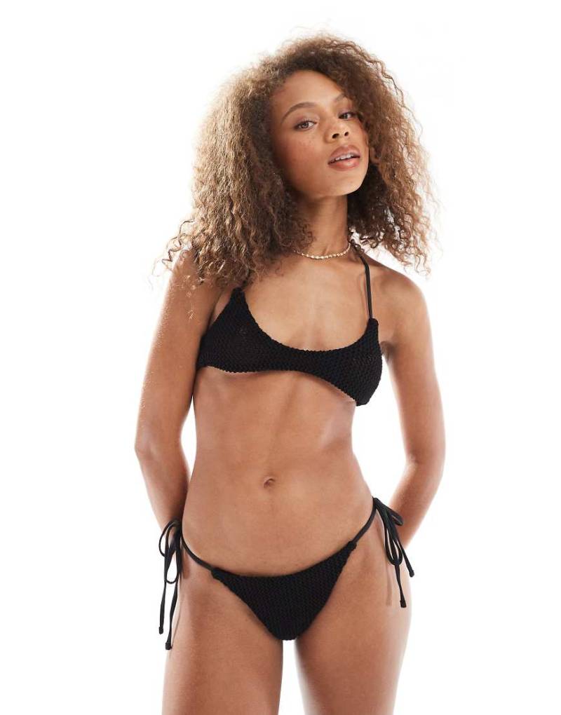 ASOS DESIGN - Cara - Gehäkeltes, schmales Cropped Bikinioberteil in Schwarz von ASOS DESIGN