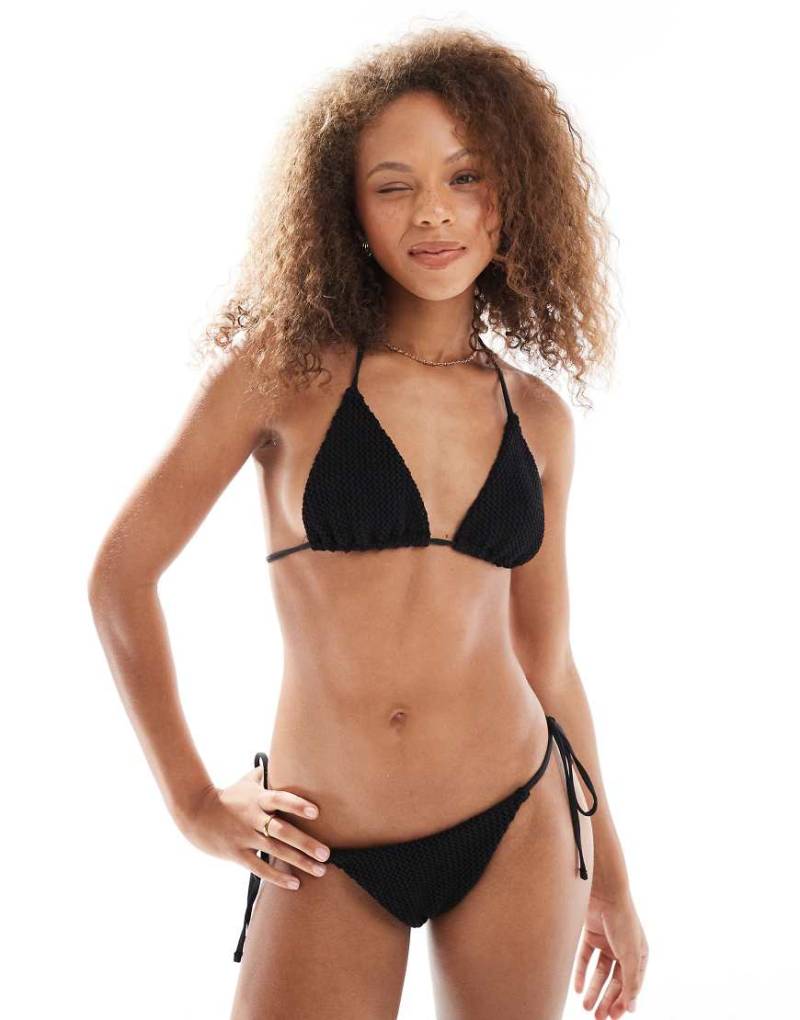 ASOS DESIGN - Cara - Santorini - Gehäkeltes Triangel-Bikinioberteil in Schwarz von ASOS DESIGN