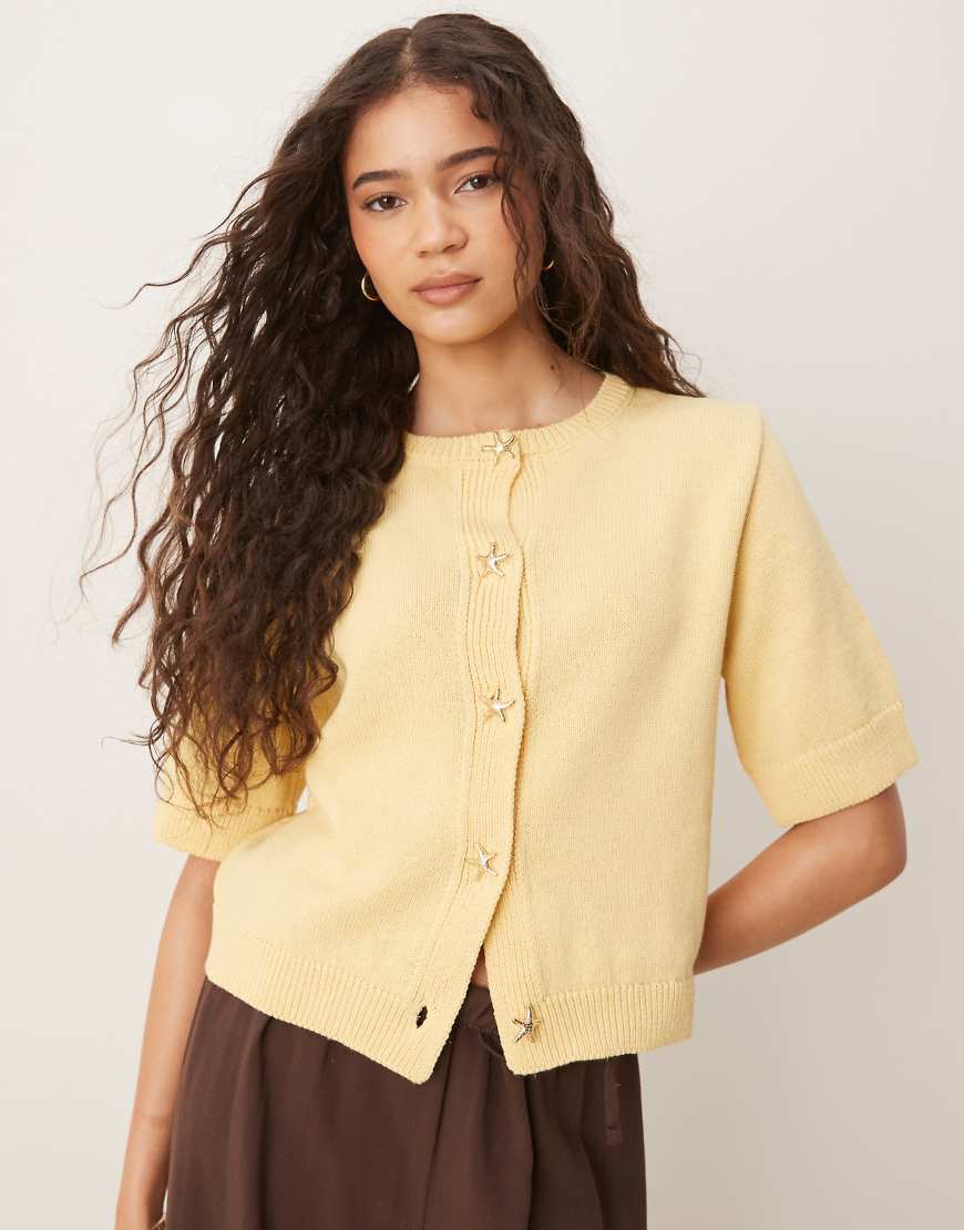 ASOS DESIGN - Cardigan in Ecru mit halblangen Ärmeln und Muschelknöpfen-Weiß ASOS DESIGN - Cardigan in Ecru mit halblangen Ärmeln und Muschelknöpfen-Weiß von ASOS DESIGN