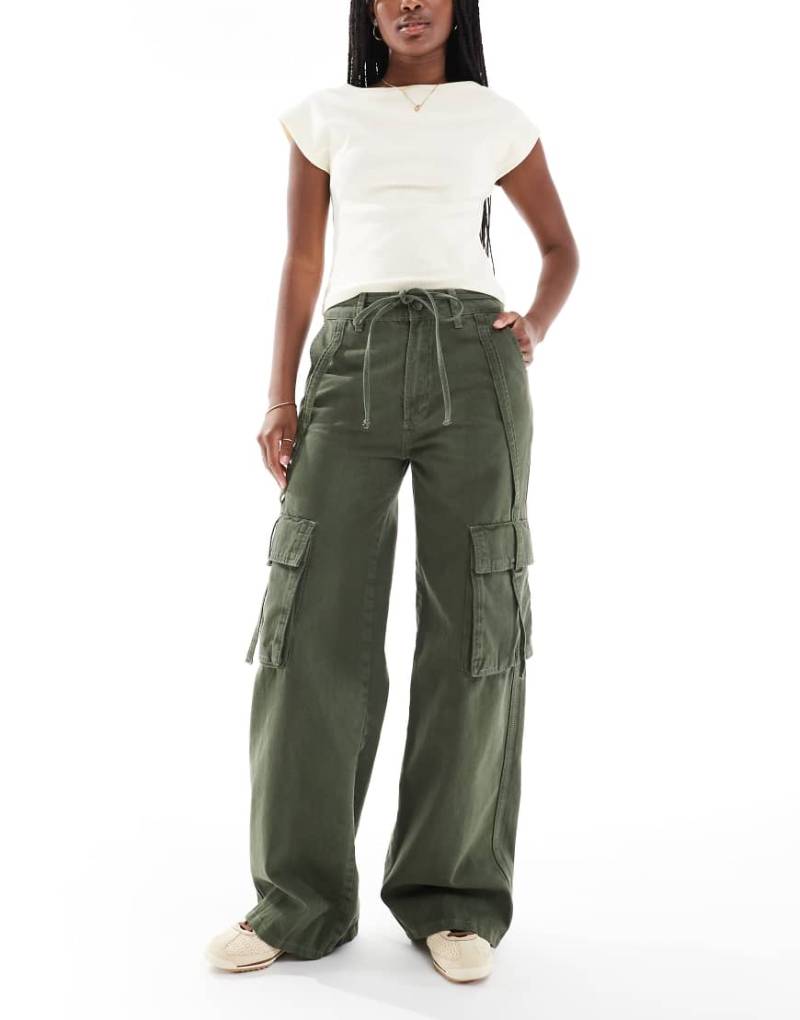 ASOS DESIGN - Cargo-Jeans in Khaki mit Barrel-Leg-Grün von ASOS DESIGN
