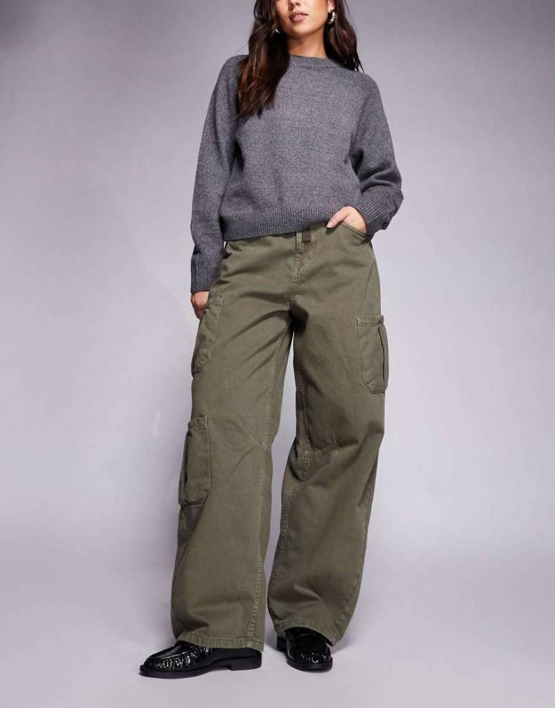 ASOS DESIGN - Cargo-Jeans in Khaki mit abgerundetem Bein und Utility-Taschen-Grün von ASOS DESIGN