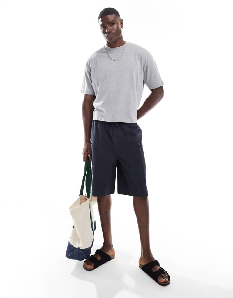 ASOS DESIGN - Längere Cargo-Shorts in verwaschenem Marineblau aus Canvas von ASOS DESIGN
