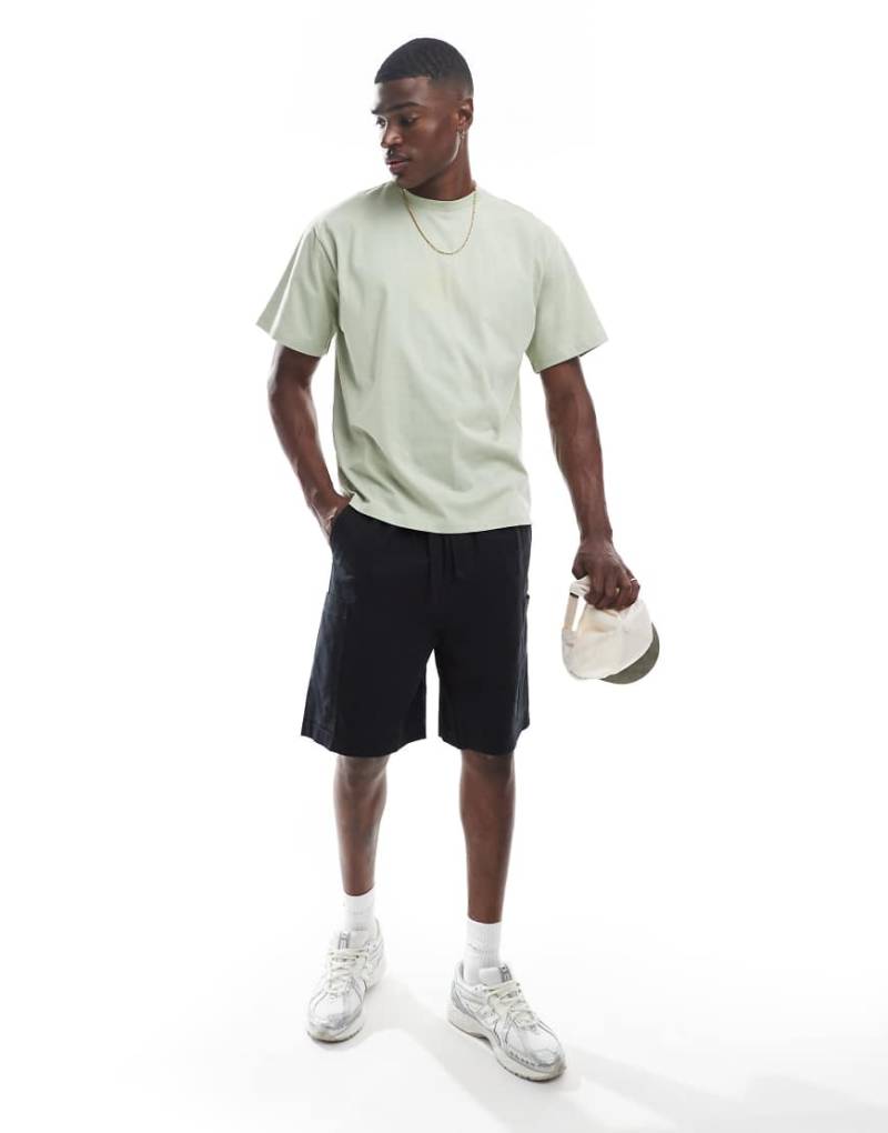 ASOS DESIGN - Mittellange Cargo-Shorts in Schwarz mit Aufnäher von ASOS DESIGN