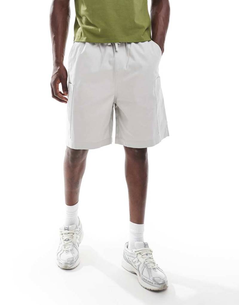 ASOS DESIGN - Mittellange Cargo-Shorts in Steinbeige mit Aufnäher-Grau von ASOS DESIGN