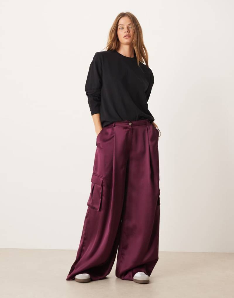 ASOS DESIGN - Cargohose aus Satin in Pflaume mit weitem Bein-Lila von ASOS DESIGN