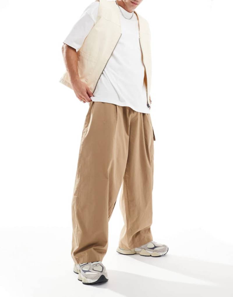 ASOS DESIGN - Cargohose in Hellbraun mit Ballon-Design von ASOS DESIGN