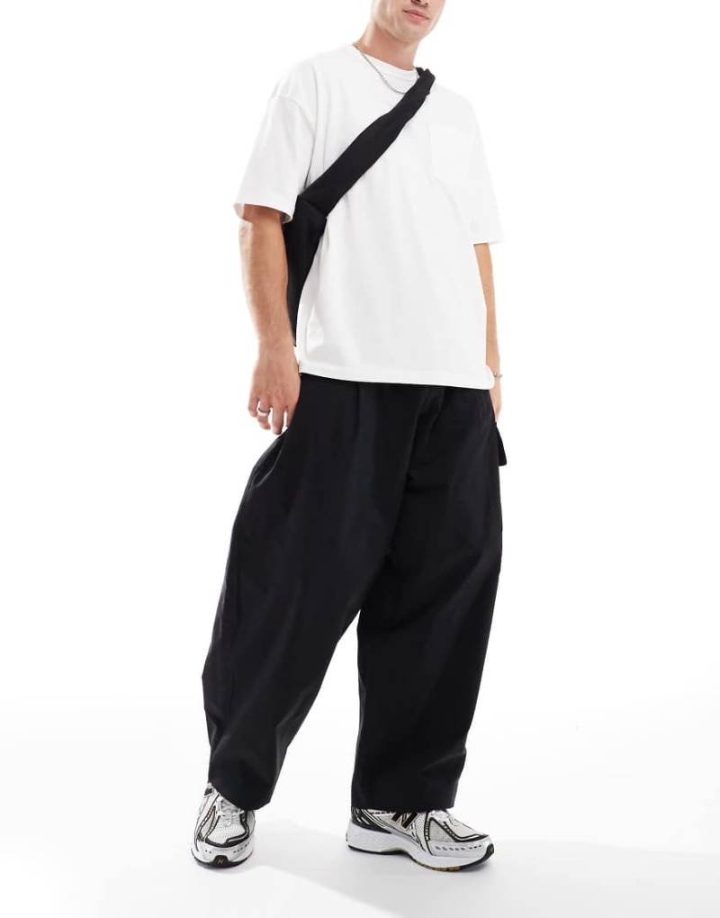 ASOS DESIGN - Cargohose in Schwarz mit Ballon-Design von ASOS DESIGN