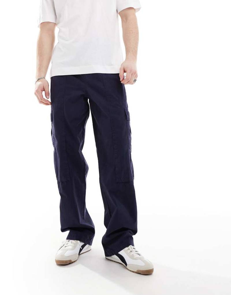 ASOS DESIGN - Cargohose in Marineblau mit weitem Bein-Braun von ASOS DESIGN